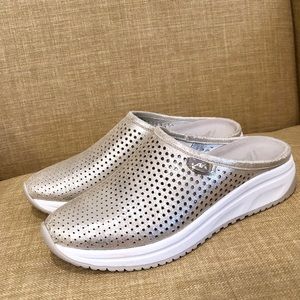 NEW AK SPORT silver leather perforated sneaker